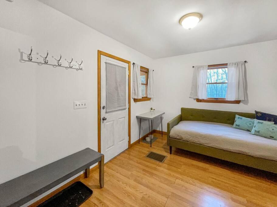 Breezy Hill Eccentric Studio Cottage Accord Экстерьер фото